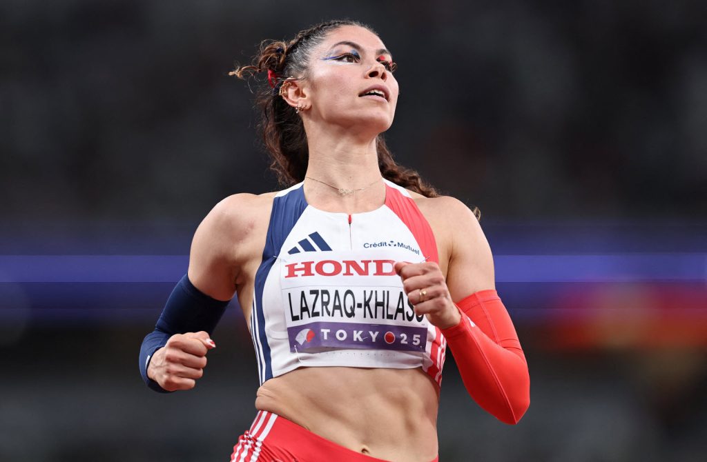 Auriana Lazraq-Khlass, athlète française d’heptathlon, en action sous les couleurs de l’équipe de France lors des Championnats du monde d'athlétisme. 