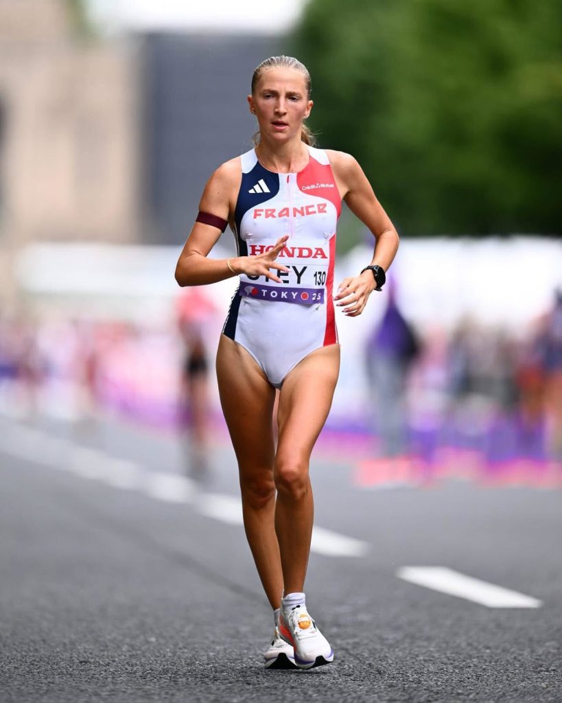 Athlète française, ici PAULINE STEY, en tenue officielle FRANCE participant à une course de marche athlétique sur route.